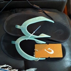 Women's OluKai NWT flip flops size 7